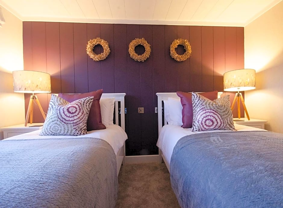 Hollicarrs - The Rushes