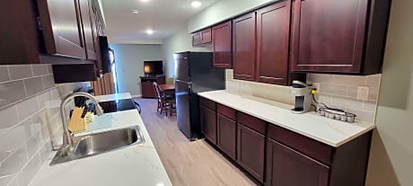 Suite-2 Queen Beds - Non-Smoking, Murphy Bed, Full Kitchen, Poolside, Wi-Fi, Full Breakfast