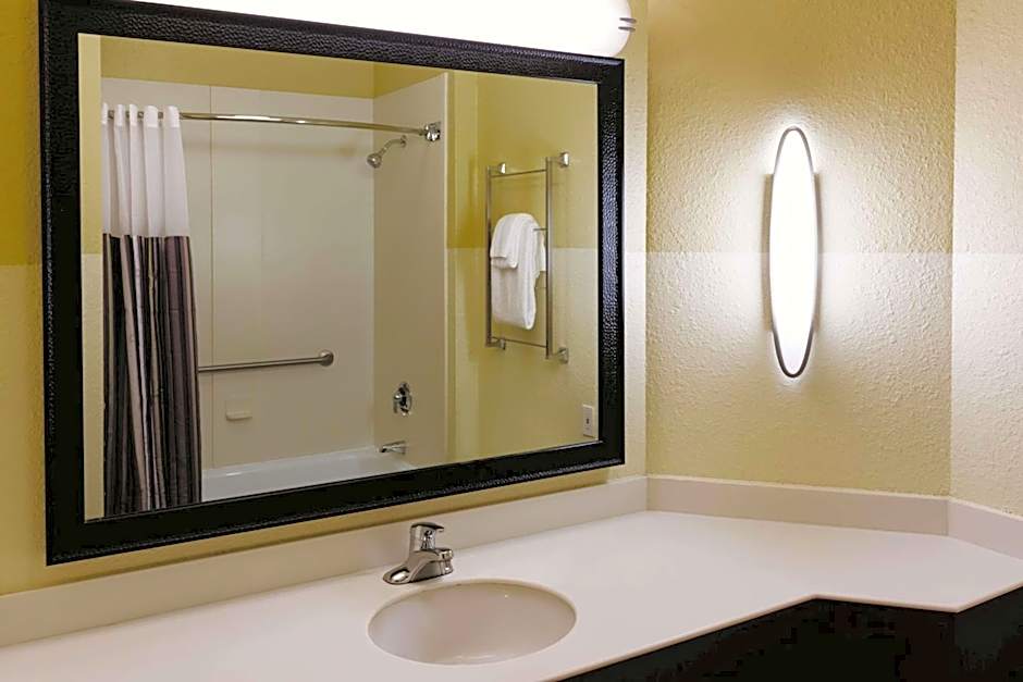 La Quinta Inn & Suites by Wyndham Atlanta Ballpark/Galleria