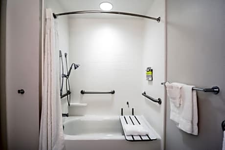 Queen Room with Two Queen Beds - Mobility Access Tub/Non-Smoking