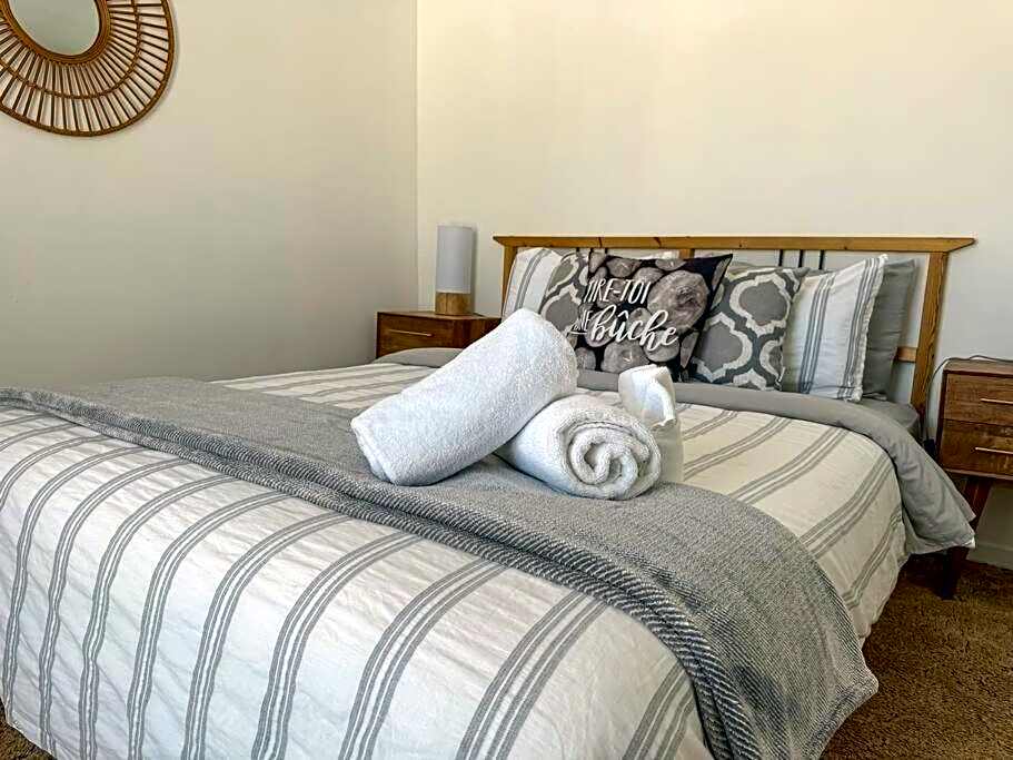 Lake retreat 5BR with SPA, watercraft and kids playground