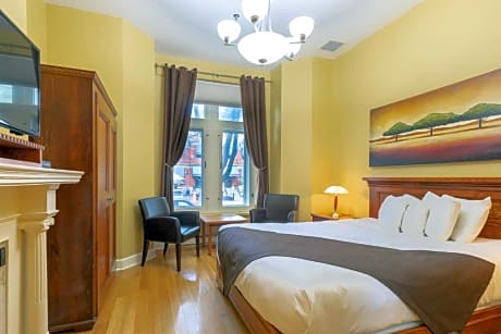 Standard Room with Queen Bed