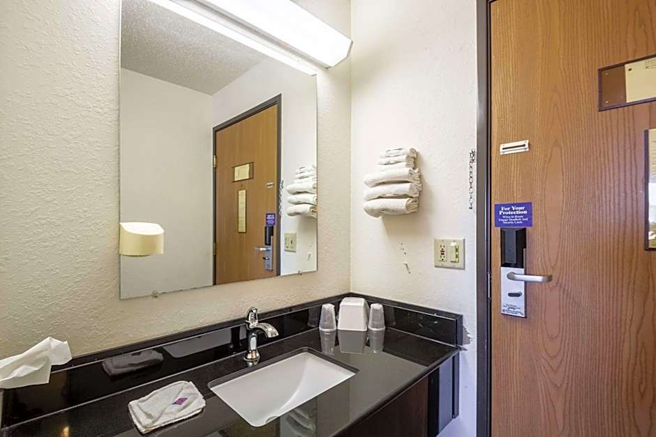 Motel 6-Saukville, WI
