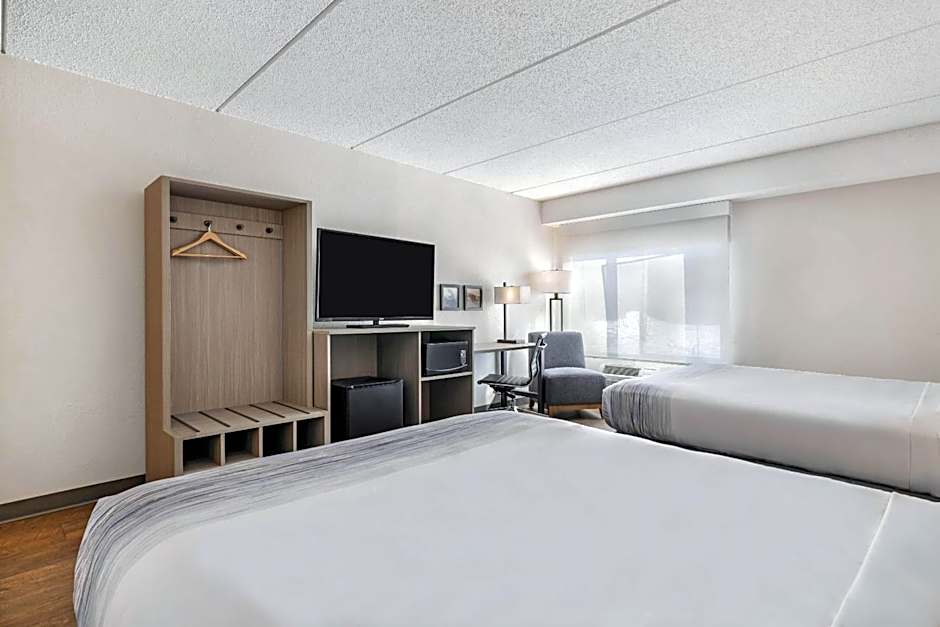 Photo 1 of 10 of 2 Queen Beds, Pet-Friendly