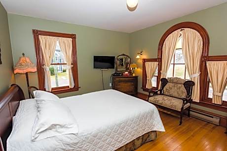 Queen Room with Private External Bathroom