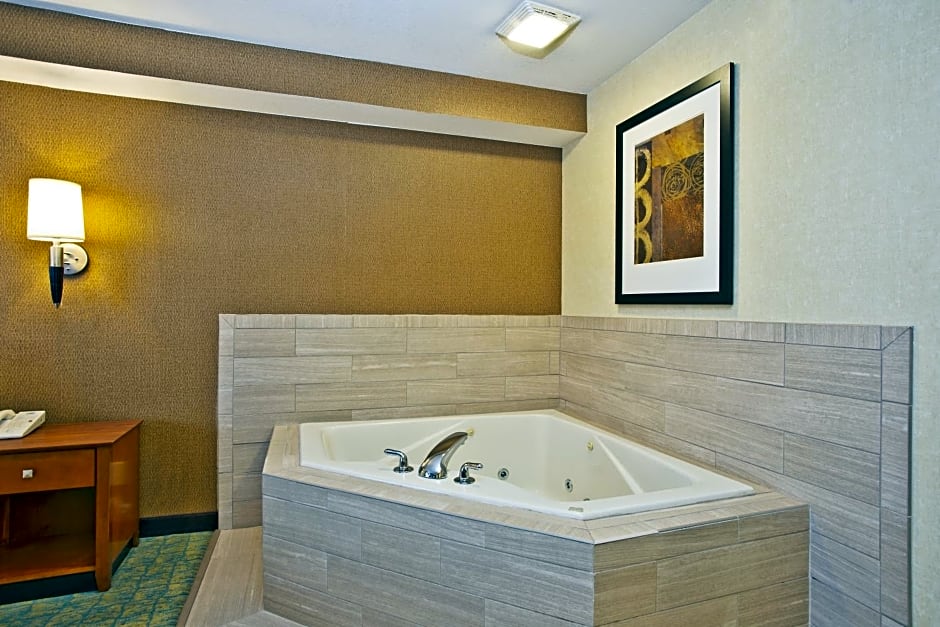 Holiday Inn Express Hotel & Suites Wabash, an IHG Hotel