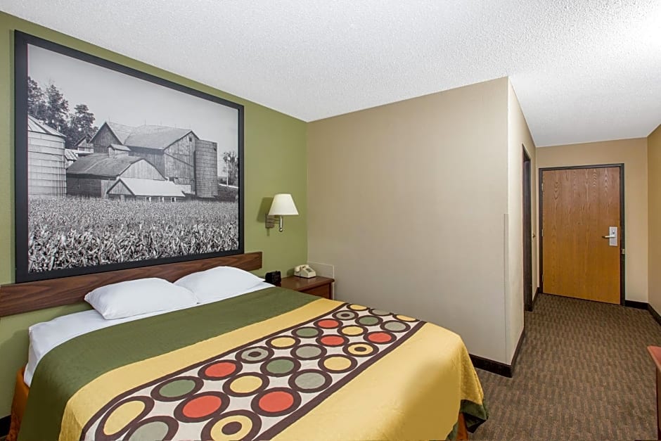 Super 8 by Wyndham Fairmont