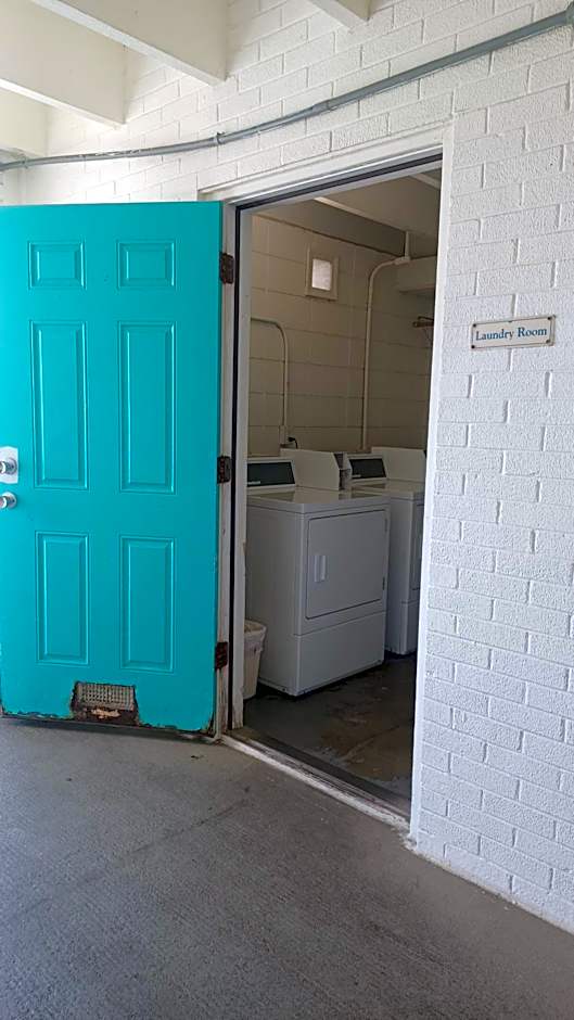 COUPLES GETAWAY, HONEYMOON SWEET, Perfectly Cozy Beach Front Condo with kitchen, pool, free parking,CHECK-IN AT DOOR