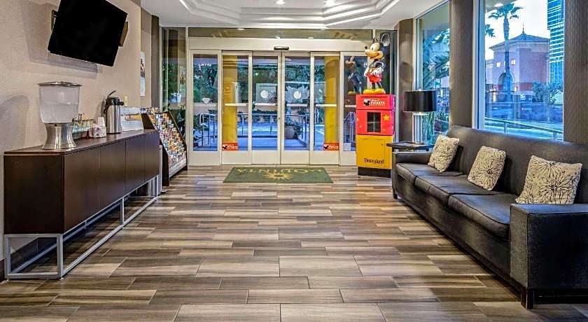 La Quinta Inn & Suites by Wyndham Anaheim Disneyland