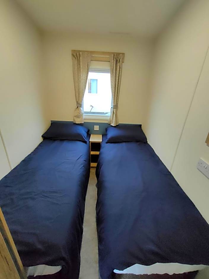 3 Bedroom Luxury Caravan - Vans With Business Sign Not Allowed