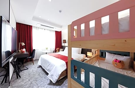 1 Queen 1 Bunk Bed Non-Smoking Room S11