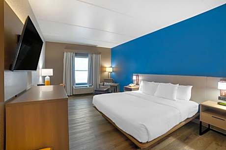 King Room with tub - Accessible/Non-Smoking