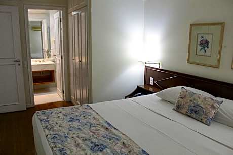 Deluxe Suite with Bathtub