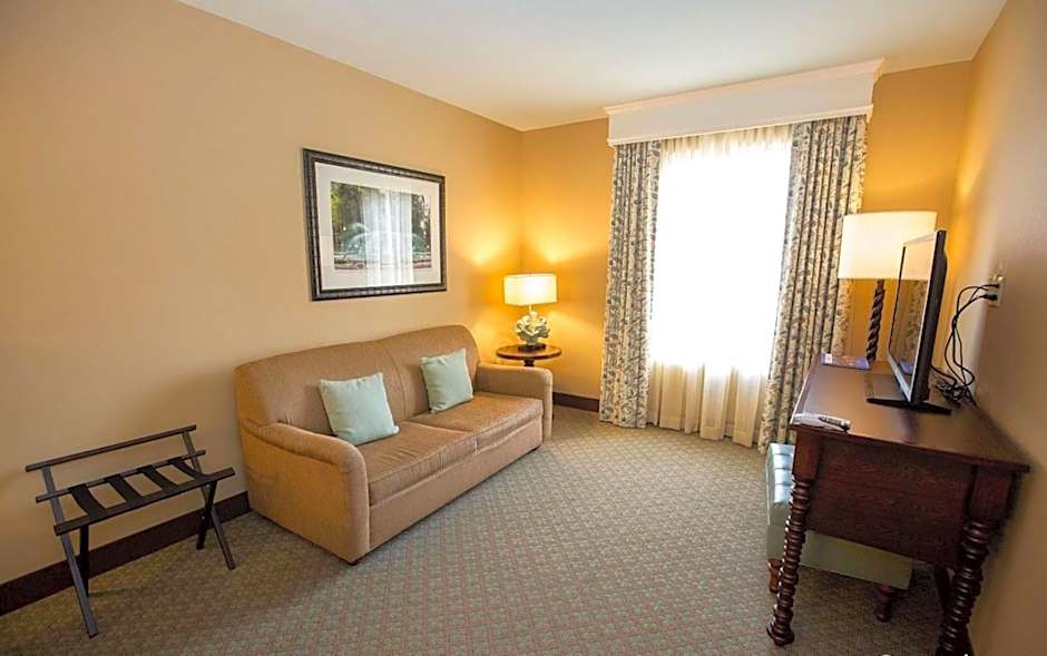 Embassy Suites By Hilton Savannah