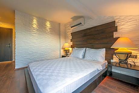 Manaspark Deluxe Hotel