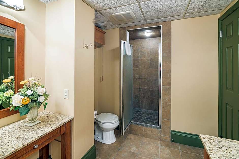 Ramada by Wyndham Thunder Bay Airlane Hotel