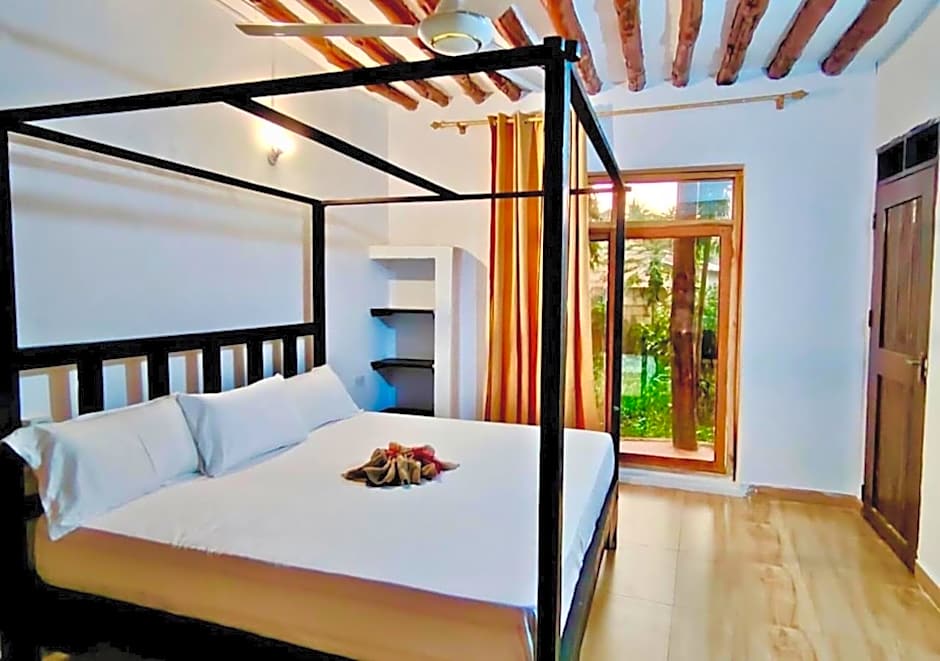 Tropinest bungalows & hostel