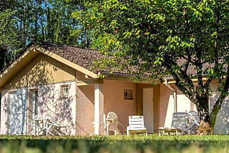 2 connecting rooms with 2 bathrooms