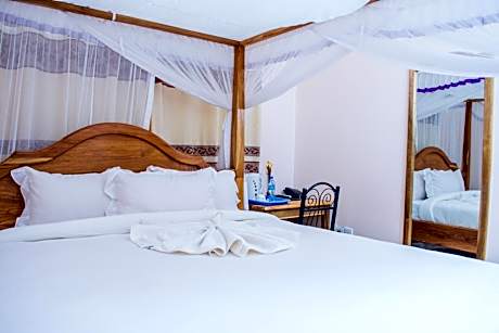 Mzunguu Safari Lodge