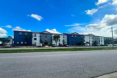 Quality Inn & Suites at Airport Blvd I-65