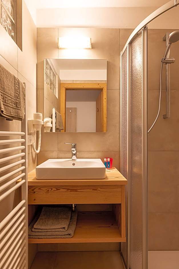 SAN PIETRO DOLOMITI Small Budget Hotel