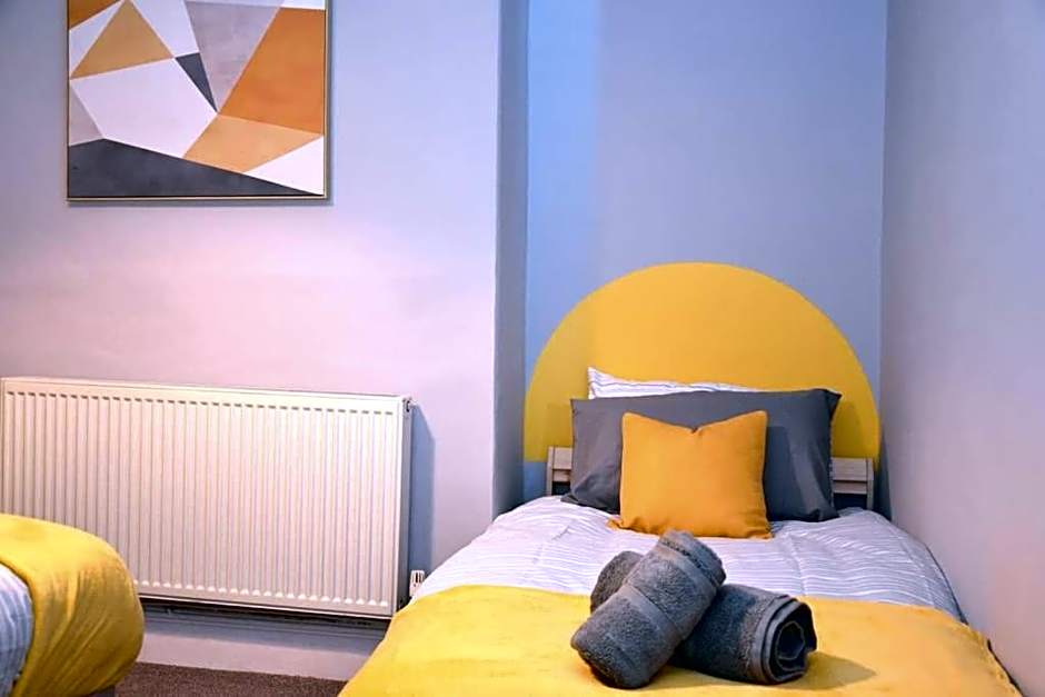 Salisbury - New 3br home, wifi, parking, sleeps 6, near Liverpool city centre