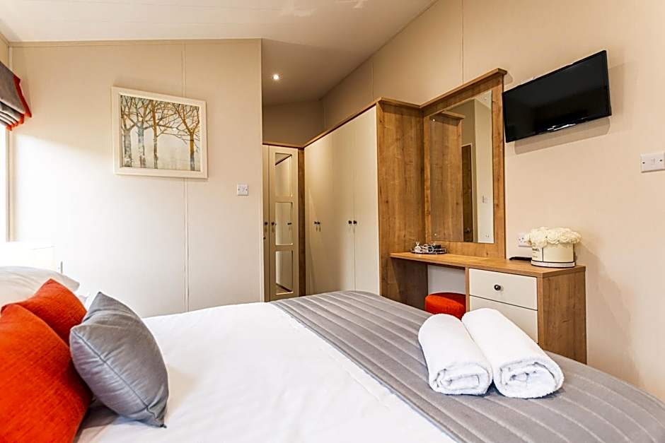 Heathery Lodge with Hot Tub