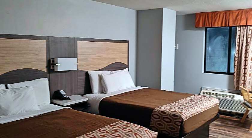 Mountain Vista Inn & Suites - Walking Distance to the Island