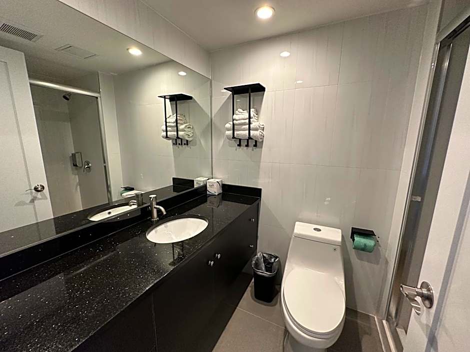 Regal Inn & Suites New York LaGuardia Hotel