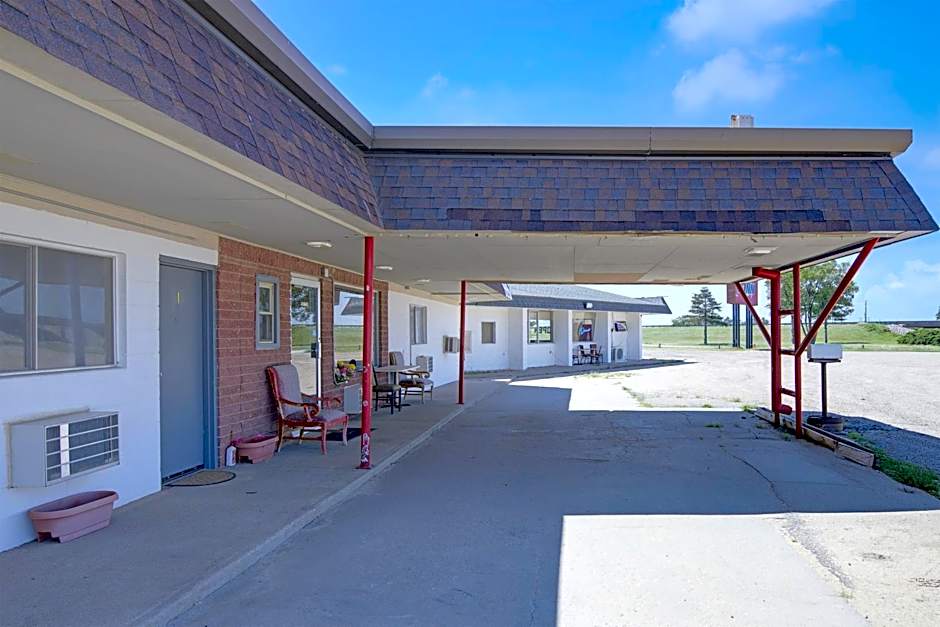First Inn By OYO Quinter Hwy 70