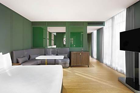 Premier Deluxe Guest room with 1 King bed, City view