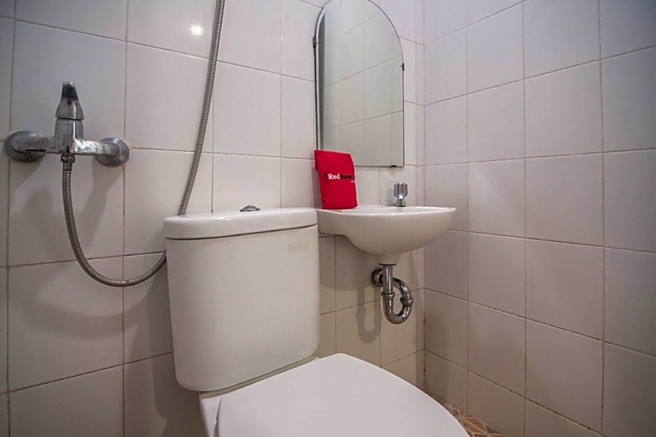 RedDoorz near RS Husada