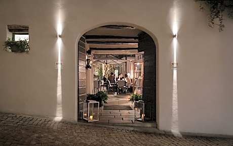 Uve Rooms & Wine Bar