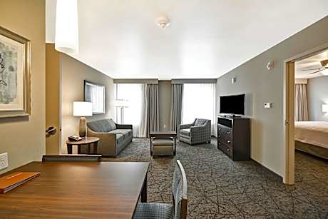 1 Kng/2qn Hearing Accessible 2 Bdrm Suite Nsmk