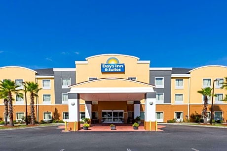 Days Inn & Suites by Wyndham Savannah North I-95