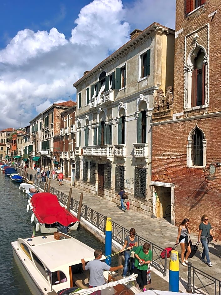 La Chambre D'Ella – Venice, GA