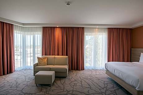 Corner Queen Room