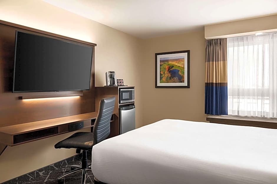 Microtel Inn & Suites by Wyndham Aurora