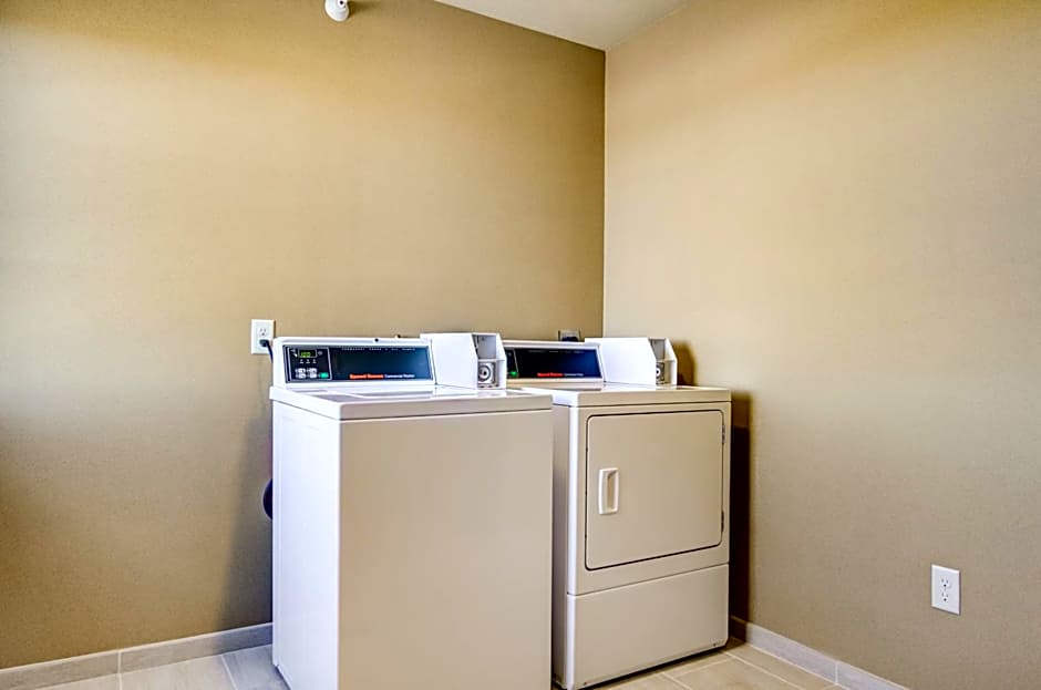 Castle Rock Inn & Suites - Quinter