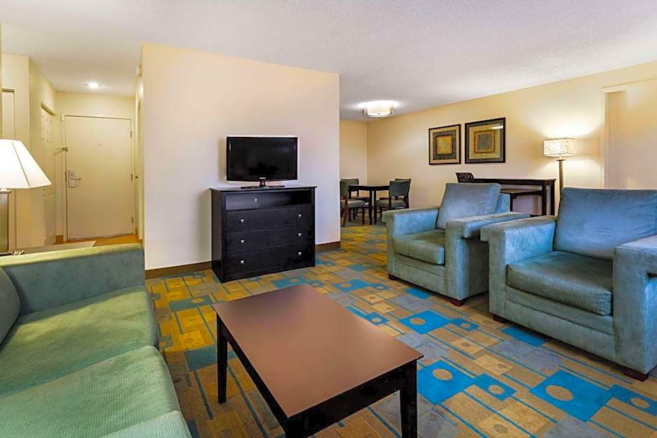 La Quinta Inn & Suites by Wyndham St. Pete-Clearwater Airport