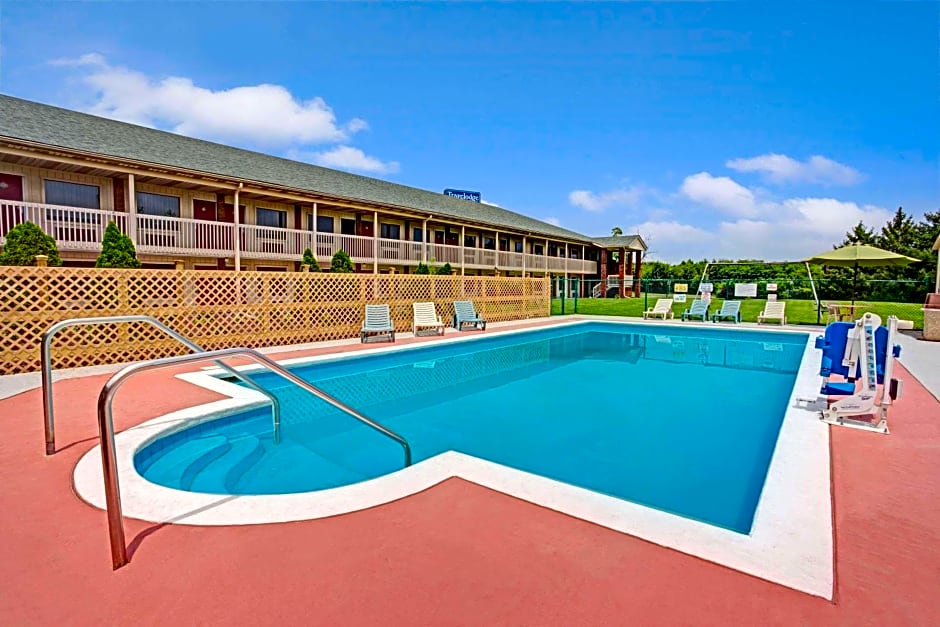Travelodge by Wyndham Sellersburg