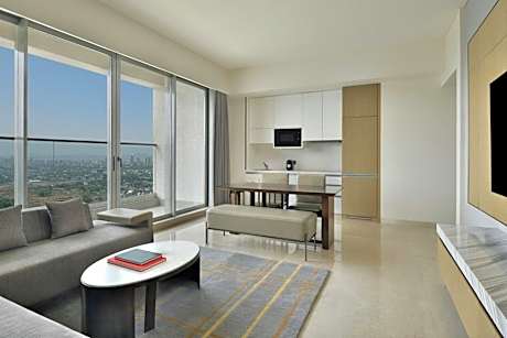 Premium Suite, Club lounge access, 1 Bedroom Suite, 1 King, Skyline view, Balcony