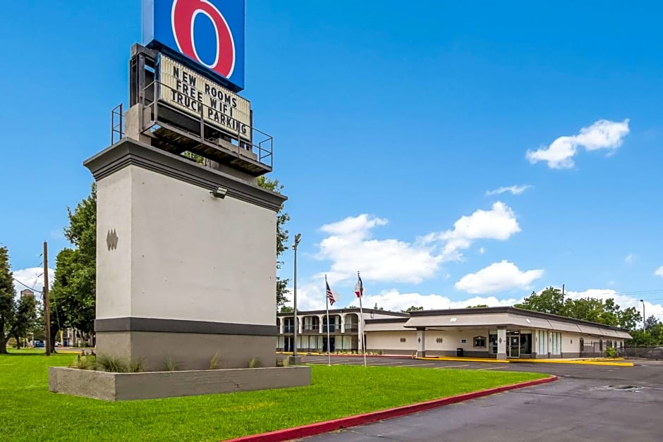 Motel 6 Groves, Tx