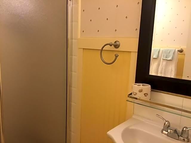 Marmora and Lake Inn and Victorian Diner