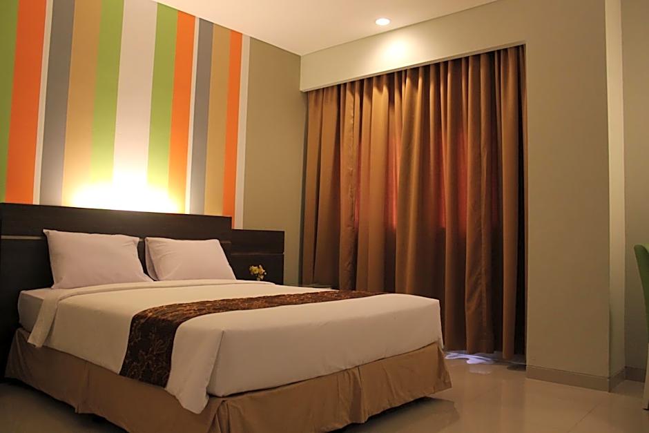 Pose In Hotel Solo