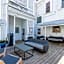 Deluxe Queen at the Curry Mansion - Parking & Heated Pool!