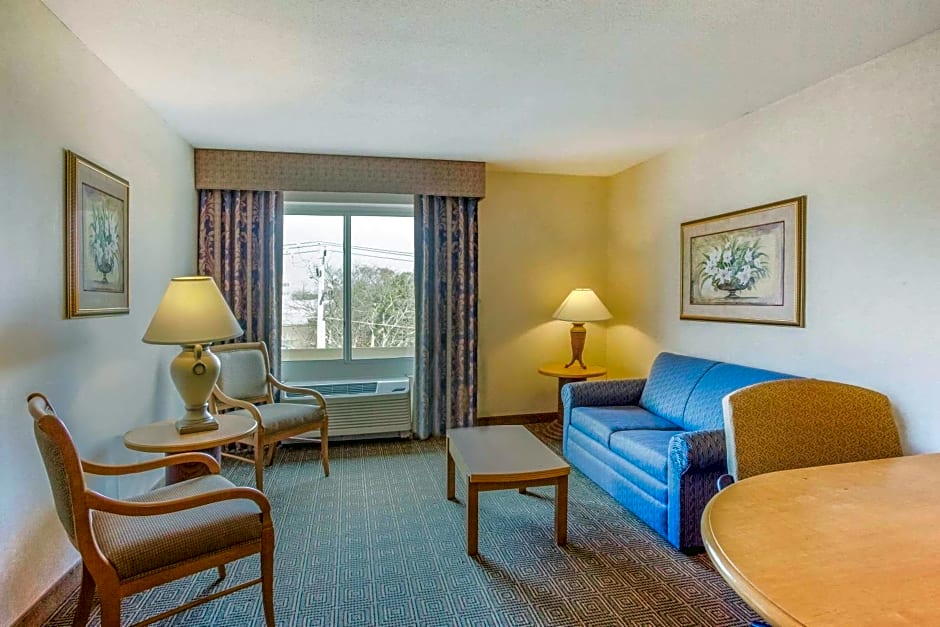 La Quinta Inn & Suites by Wyndham Islip Macarthur Airport