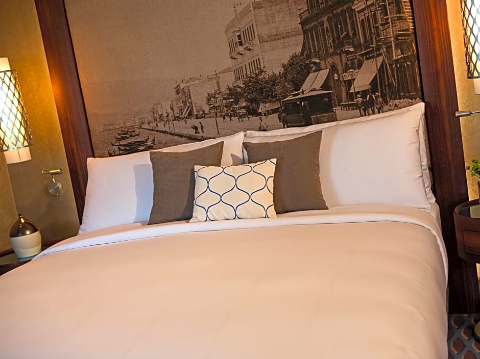 Renaissance by Marriott Izmir Hotel