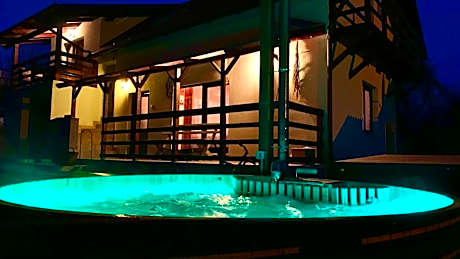 Cozy cabin in a quiet area with a lovely hot tub