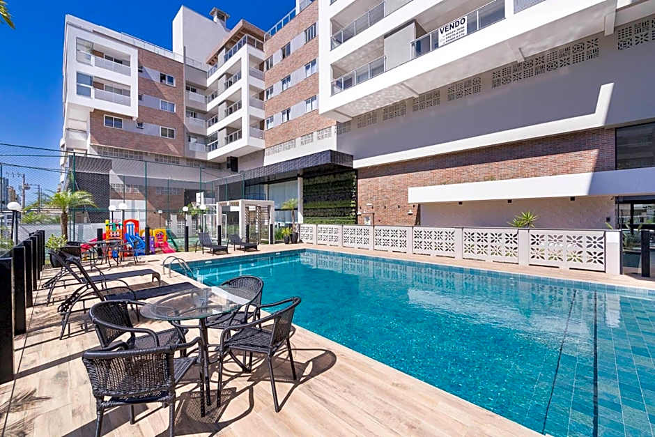 Terrazzo 402B - Apartamento 02 suítes - Acomoda até 06 pessoas - À poucos metros da praia de Bombas - (Consultar serviços de roupa de cama e banho)